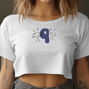 Regata com letra q, top curto, regata com inicial q, design de nuvem de estrelas, gráfico divertido q, blusa com monograma, presente para o amor com inicial