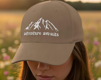 Gorra clásica unisex bordada "Aventura te espera", gorra de montaña, gorra de senderismo, gorra para actividades al aire libre, regalo de viaje, gorra bordada