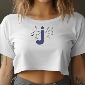 Camiseta sin mangas con la letra J, top corto, camiseta con la inicial J, camiseta personalizada con el alfabeto, diseño de nubes brillantes, regalo con nombre único, top personalizado