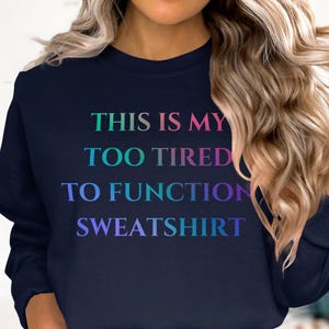 Sudadera "Demasiado cansado para funcionar" - Prenda cómoda para esos días de pereza y noches de relax. imagen 2