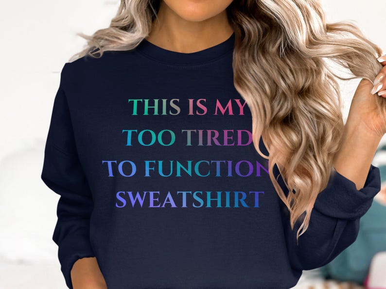 Sudadera "Demasiado cansado para funcionar" - Prenda cómoda para esos días de pereza y noches de relax. imagen 2