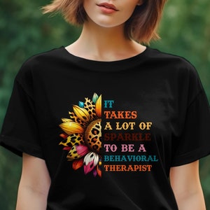 カラフルなセラピストのひまわりグラフィックTシャツまたはスウェットシャツ、ヒョウと花のモチーフ、インスピレーションを与える引用トップ