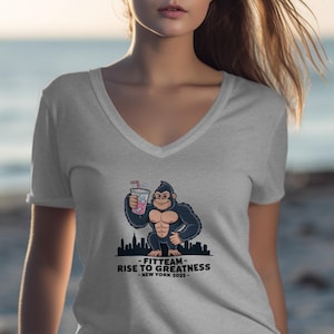 Koszulka FitTeam Ape, Rise to Greatness New York 2025, Zabawna koszulka na siłownię, Koszulka motywacyjna, Koszulka do ćwiczeń, Prezent na siłownię, Dekolt w serek