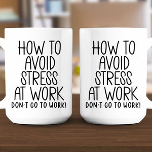 Puede incluir: Dos tazas de café blancas con texto negro que dice "Cómo evitar el estrés en el trabajo ¡No vayas a trabajar!"