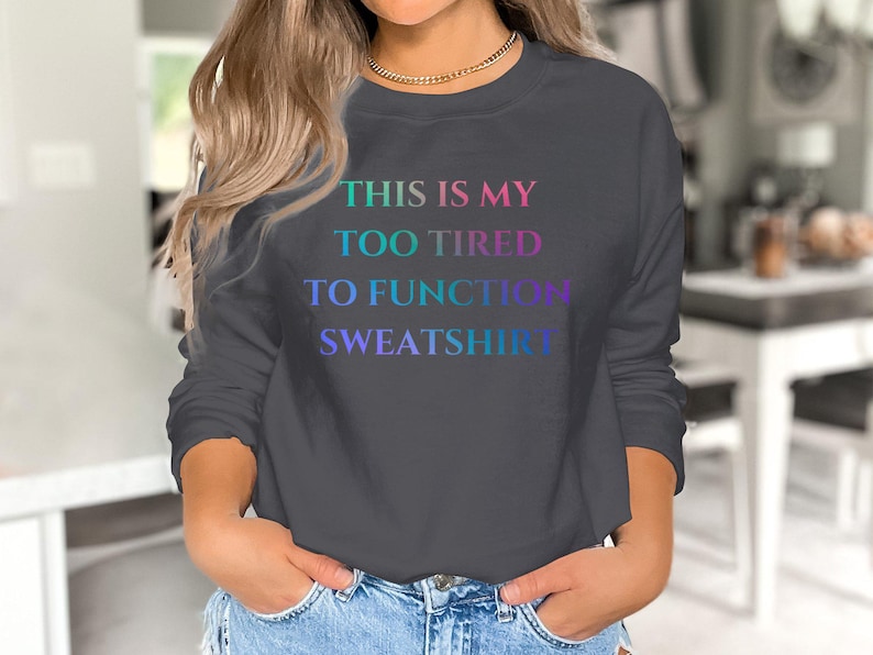 Sudadera "Demasiado cansado para funcionar" - Prenda cómoda para esos días de pereza y noches de relax. imagen 4