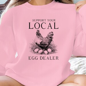 地元の卵販売業者を支援する面白いチキンTシャツまたはスウェットシャツ、農場の新鮮な卵のユニセックスTシャツ、チキン愛好家へのギフト、カジュアルな農家のグラフィックシャツ