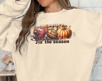 秋のフットボールTシャツまたはスウェットシャツ、感謝祭フットボールTシャツまたはスウェットシャツ、秋のパンプキングラフィックTシャツの季節です