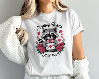 Maglietta Stealing Hearts Raccoon, felpa, maglietta per amanti degli animali per San Valentino, regalo di compleanno, design romantico e carino per San Valentino, procione divertente