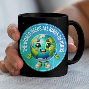 Könnte beinhalten: Schwarze Keramik-Tasse mit einem Cartoon-Erddesign. Die Tasse zeigt den Text "THE WORLD NEEDS ALL KINDS OF MINDS" in einem kreisförmigen Design. Die Tasse hat einen gebogenen Griff.