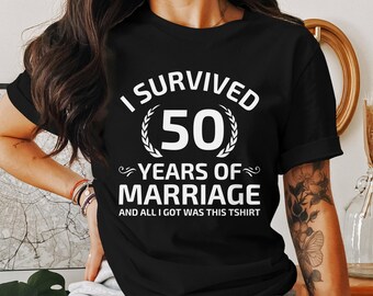 Camiseta o sudadera del 50.º aniversario: "Sobreviví a 50 años de matrimonio". Divertida camiseta de aniversario de bodas, regalo unisex para parejas.