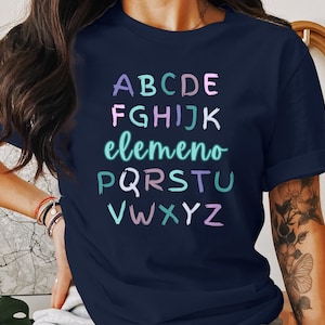 Camiseta ou moletom com alfabeto engraçado, camiseta com design moderno da Elemeno, camiseta colorida com alfabeto, blusa com estampa de letras exclusivas, roupa casual estilosa