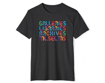 Uniseks gerecycled biologisch T-shirt GLAM-galerijen, bibliotheken, archieven, musea | Kleurrijke tekst, museumprofessionals, bibliothecarissen, werkcadeau