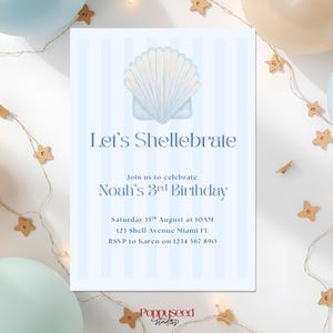 Può includere: Un invito blu e bianco con il testo "Let's Shellebrate" e "Noah's 3rd Birthday". L'invito presenta una grafica a conchiglia ed è decorato con palloncini e luci a forma di stella.