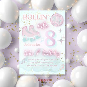 以下が含まれることがあります： ローラースケートをテーマにした誕生日パーティーの招待状。招待状には、ローラースケート、ディスコボール、音符とともに「ROLLIN' into 8」というテキストが表示されています。招待状は、イザの8歳の誕生日用で、日付、時間、RSVP情報が記載されています。
