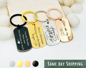 Puede incluir: Cuatro diseños de llaveros diferentes con mensajes personalizados. Los llaveros están hechos de metal y tienen un acabado plateado, dorado, dorado rosa y negro. Los mensajes en los llaveros incluyen "Conduce seguro mi amor", "Feliz cumpleaños", "Feliz Navidad. Te deseo lo mejor. Roger", y "Eres la mejor mamá de todas. Te queremos mucho".