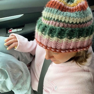 Bonnet tricoté épais multicolore – gros fil, style cozy, fait main durable, pour l’hiver | Style cosy outdoor femme trendy