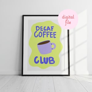 Peut inclure: Une affiche encadrée avec les mots "DECAF COFFEE CLUB" en bleu, avec un dessin de tasse à café violette. Le fond est une forme vert clair. Un cercle rose avec les mots "digital file" est en haut à droite.