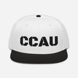 Czapka typu snapback ze skrótem zespołu CCAU
