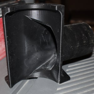 Pu&ograve; includere: Un adattatore per la raccolta della polvere in plastica nera con un'apertura curva e un tubo dritto.