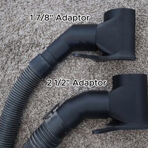 Pu&ograve; includere: Due adattatori per tubo di aspirapolvere in plastica nera. L'adattatore superiore &egrave; etichettato "1 7/8" Adaptor" e l'adattatore inferiore &egrave; etichettato "2 1/2" Adaptor".