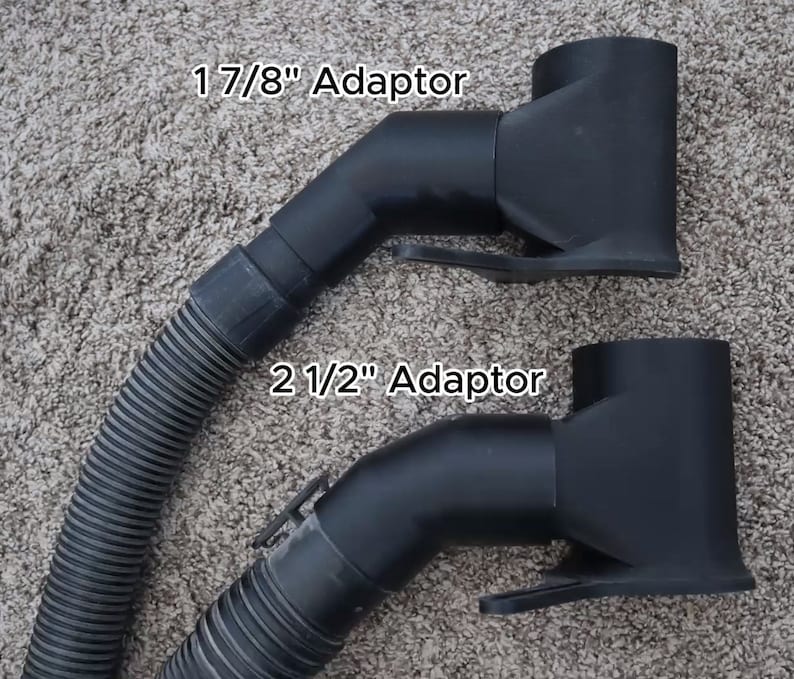 Pu&ograve; includere: Due adattatori per tubo di aspirapolvere in plastica nera. L'adattatore superiore &egrave; etichettato "1 7/8" Adaptor" e l'adattatore inferiore &egrave; etichettato "2 1/2" Adaptor".