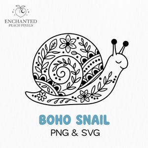 Peut inclure: Illustration en noir et blanc d'un escargot avec une coquille décorative ornée de motifs floraux et de feuilles. Le texte "BOHO SNAIL" est en bleu clair, avec "PNG & SVG" en dessous. Le logo "Enchanted Peach Pixels" est en haut à gauche.