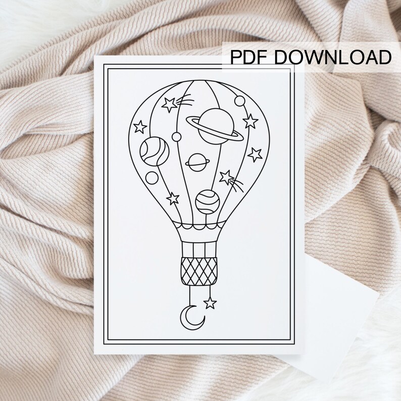 Op de afbeelding: Een zwart-witte lijntekening van een luchtballon met planeten en sterren erin. De ballon heeft een mand met een geruit patroon en een halve maan die eraan hangt. De tekst "PDF DOWNLOAD" staat bovenaan de afbeelding.