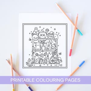 Puede incluir: Dibujo lineal en blanco y negro de una estanter&iacute;a con objetos m&aacute;gicos, como botellas de pociones, un caldero, un gato con sombrero de bruja y libros. El texto "PRINTABLE COLOURING PAGES" est&aacute; en la parte inferior. L&aacute;pices de colores dispersos.