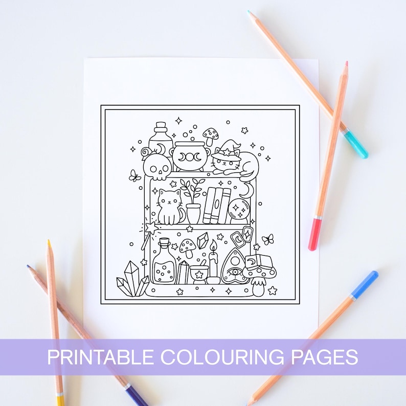 Puede incluir: Dibujo lineal en blanco y negro de una estanter&iacute;a con objetos m&aacute;gicos, como botellas de pociones, un caldero, un gato con sombrero de bruja y libros. El texto "PRINTABLE COLOURING PAGES" est&aacute; en la parte inferior. L&aacute;pices de colores dispersos.