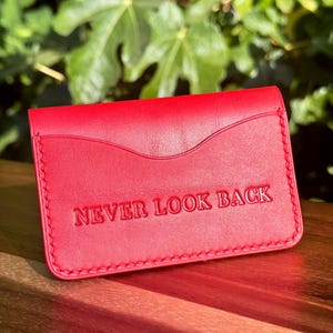 Cartera de piel roja para mujer - Billetera plegable personalizada - Regalo artesanal para mamá - Accesorio elegante y funcional