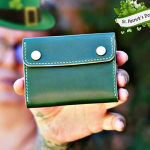 Cartera de tres pliegues con forma de trébol de primera calidad, de cuero verde, con tarjetero y monedero minimalista, regalo para el Día de San Patricio