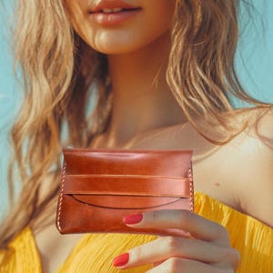 Cartera de cuero marrón cosida a mano / Tarjetero delgado personalizado / Cartera minimalista con bridas inglesas de Sedgwick & Co.