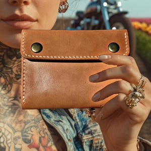 Cartera de cuero para hombre hecha a mano, billetera de motociclista marrón de tres pliegues con broches de latón, duradera y cosida a mano en California