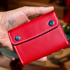 Cartera de cuero roja hecha a mano con tres pliegues para mujer. Diseño minimalista y organizador. Regalo para ella. Ideas para regalos de Navidad.
