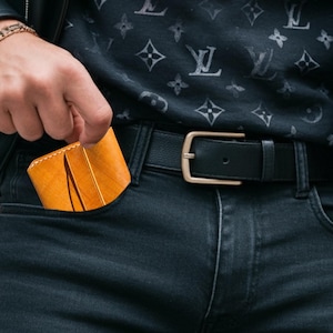 Cartera de cuero amarilla para tarjetas: billetera delgada minimalista hecha a mano, regalo para hombres y mujeres. Fabricada en Estados Unidos con calidad