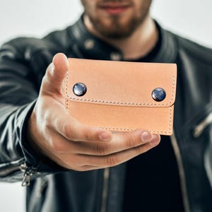 Cartera de acordeón de cuero de grano superior hecha a mano: tarjetero minimalista delgado de color canela vegetal y estilo unisex