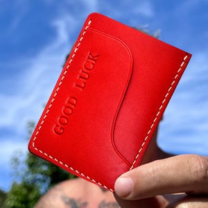 Handgemaakte roodleren kaarthouderportemonnee met uniek reliëfontwerp - minimalistische elegantie voor mannen en vrouwen