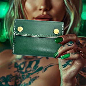 Cartera de cuero verde hecha a mano con tres pliegues: billetera de lujo para hombre con estampado de trébol irlandés y regalo para novio