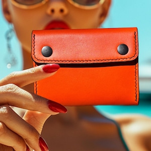 Cartera triple para hombre hecha a mano en naranja y negro: tarjetero fino de cuero para Halloween, cierre a presión e interior de gamuza