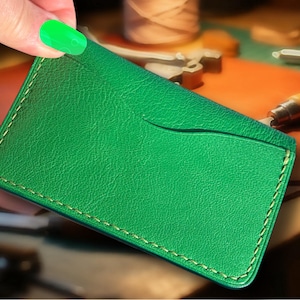 Cartera plegable de piel verde esmeralda hecha a mano para mujer. Tarjetero exclusivo, fabricado en EE. UU., regalo perfecto para el Día de San Patricio.