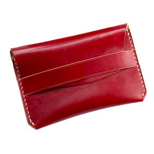 Minimalistische rode leren portemonnee - Handgemaakte slanke kaarthouder voor heren, dames - Gepersonaliseerd compact cadeau- en reisaccessoire