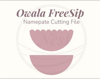 Puede incluir: Un archivo de corte digital para una placa de nombre Owala FreeSip con dos formas de color rosa polvoriento, una con borde superior festoneado y otra con borde curvo liso. El texto dice INSTANT DOWNLOAD, Owala FreeSip Nameplate Cutting File, SVG y Angelica's Nest.