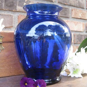 Beautiful Vintage 71/2&quot; Colbalt Blue Vase