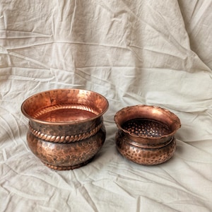 Vintage-Blumentöpfe aus gehämmertem Kupfer, 2er-Set, rustikale Kupferpflanzgefäße, Boho-Cottagecore-Wohndeko, Pflanzenhalter aus der Mitte des Jahrhunderts