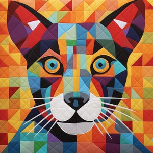 Könnte beinhalten: Ein farbenfroher geometrischer Quilt mit einem stilisierten Bild eines Katzenkopfes. Der Quilt besteht aus verschiedenen Formen und Farben, darunter Orange, Gelb, Blau, Grün und Rot. Das Katzenkopfbild besteht aus einer Reihe von Dreiecken und Quadraten, die ein einzigartiges und modernes Design schaffen.