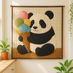 Może przedstawiać: Pikowany obraz na ścianę przedstawiający pandę trzymającą rożek z lodami. Panda jest czarno-biała z uśmiechniętą twarzą. Rożek z lodami ma gałki różowych, zielonych, żółtych i niebieskich lodów. Tło jest beżowe z brązową obwódką.