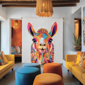 Puede incluir: Una colorida obra de arte de un llama cuelga de una pared blanca, sobre un conjunto de otomanas azules y naranjas. La llama está representada con tonos vibrantes de rojo, naranja, amarillo, azul y verde. La habitación cuenta con sofás amarillos y cojines decorativos.