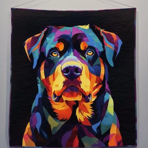 Puede incluir: Un edredón colorido con un retrato de un perro Rottweiler. La cara del perro está representada en un estilo geométrico con tonos vibrantes de naranja, amarillo, azul, morado y verde sobre un fondo negro. El edredón está colgado en una pared.