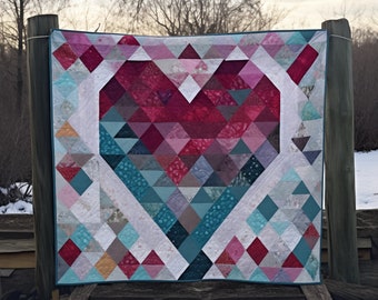 Modello trapunta patchwork a forma di cuore, trapunta con motivi a cuore, patchwork per San Valentino, trapunta patchwork a forma di cuore, copriletto trapuntato cucito