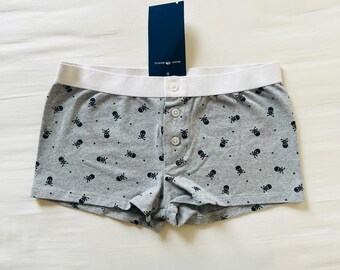 BNWT Brandy Melville/John Galt - Short blanc et gris clair boutonné avec têtes de mort noires et mini étoiles